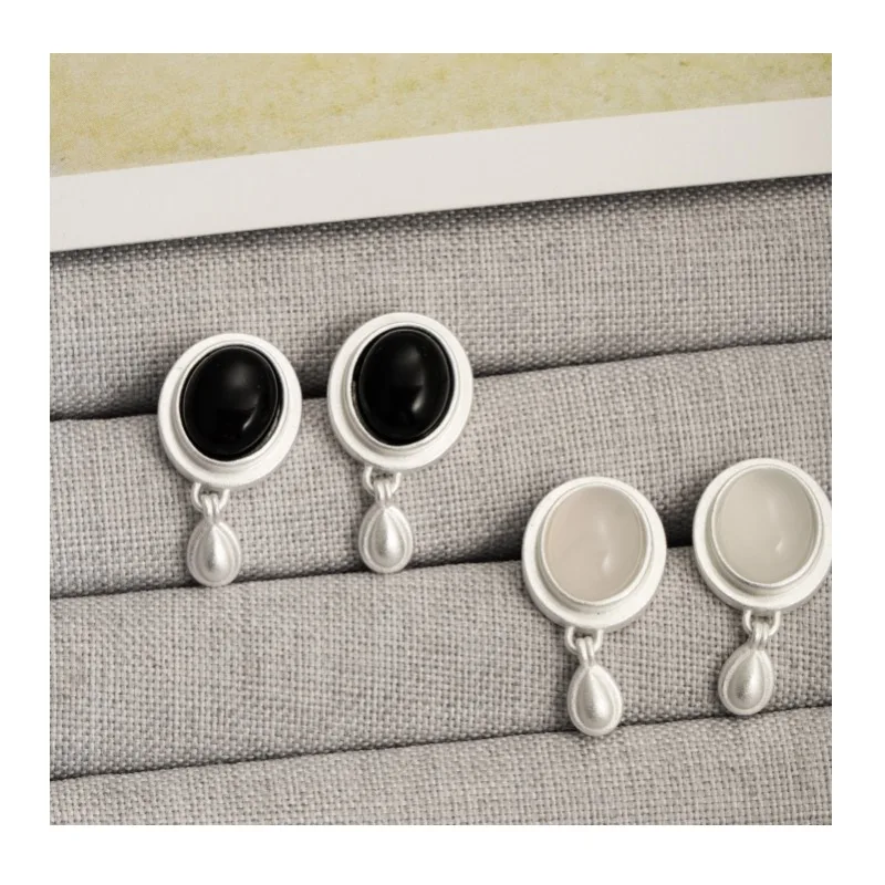 

New Matte Transparent White Crystal Stud Earrings, High-end French Retro Simple Niche Exquisite Transparent Water Drop Earrings