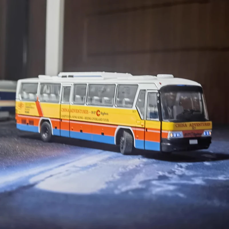 

Масштабная модель туристического автобуса BFC6120 (1:64) на радиоуправлении, из сплава и пластика, роскошная, настольная игрушка, подарок на день рождения для детей