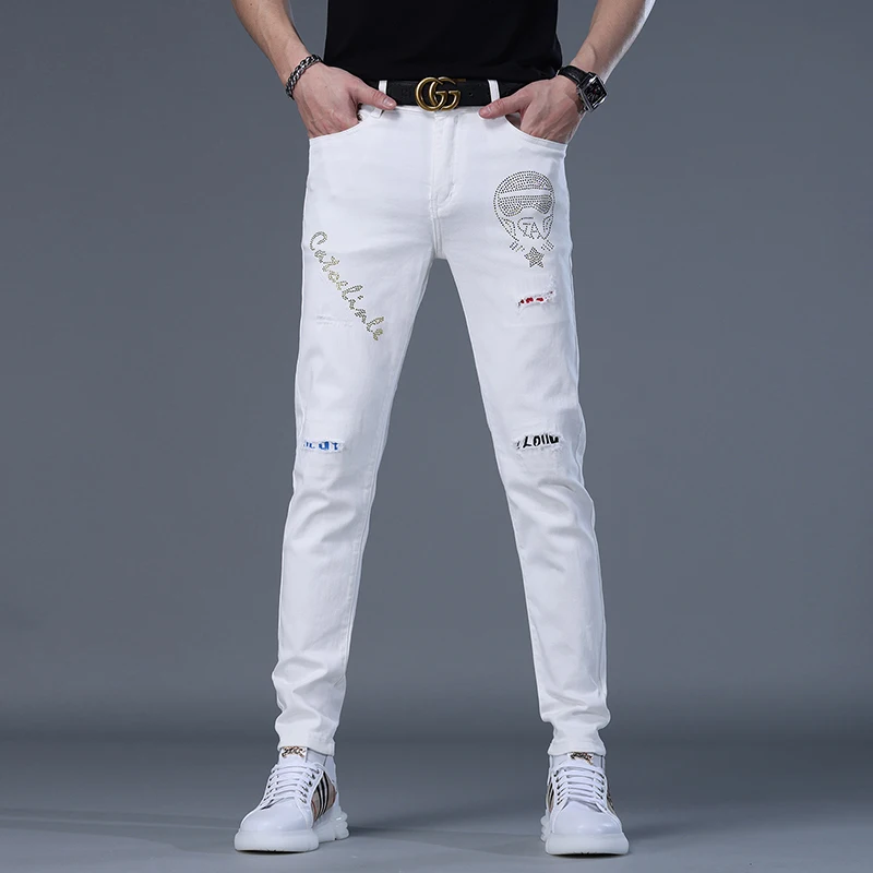 

Летние мужские джинсы Slim Fit премиум-класса, белые рваные джинсовые брюки с модным принтом из страз, длинные повседневные молодежные брюки из эластичного хлопка