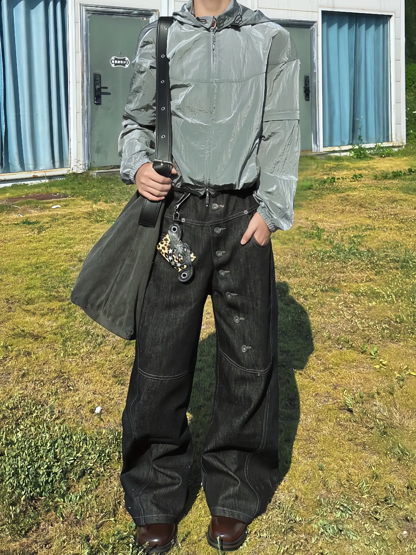 

Мужские джинсы-клеш в американском ретро-стиле с пэчворком, свободного кроя, глубокого черного цвета, с прямыми штанинами и множеством пуговиц