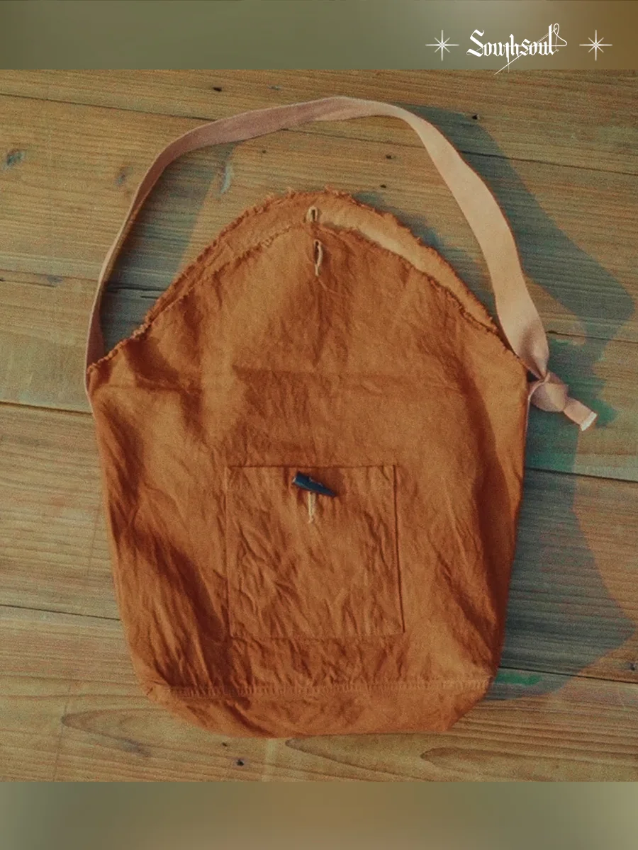 Tela fine crittografata di cotone, essiccata a mano, tinta vegetale, borsa postino, bicchiere di patate tinto, tinte di erba e erba, fibbia in corno di mucca