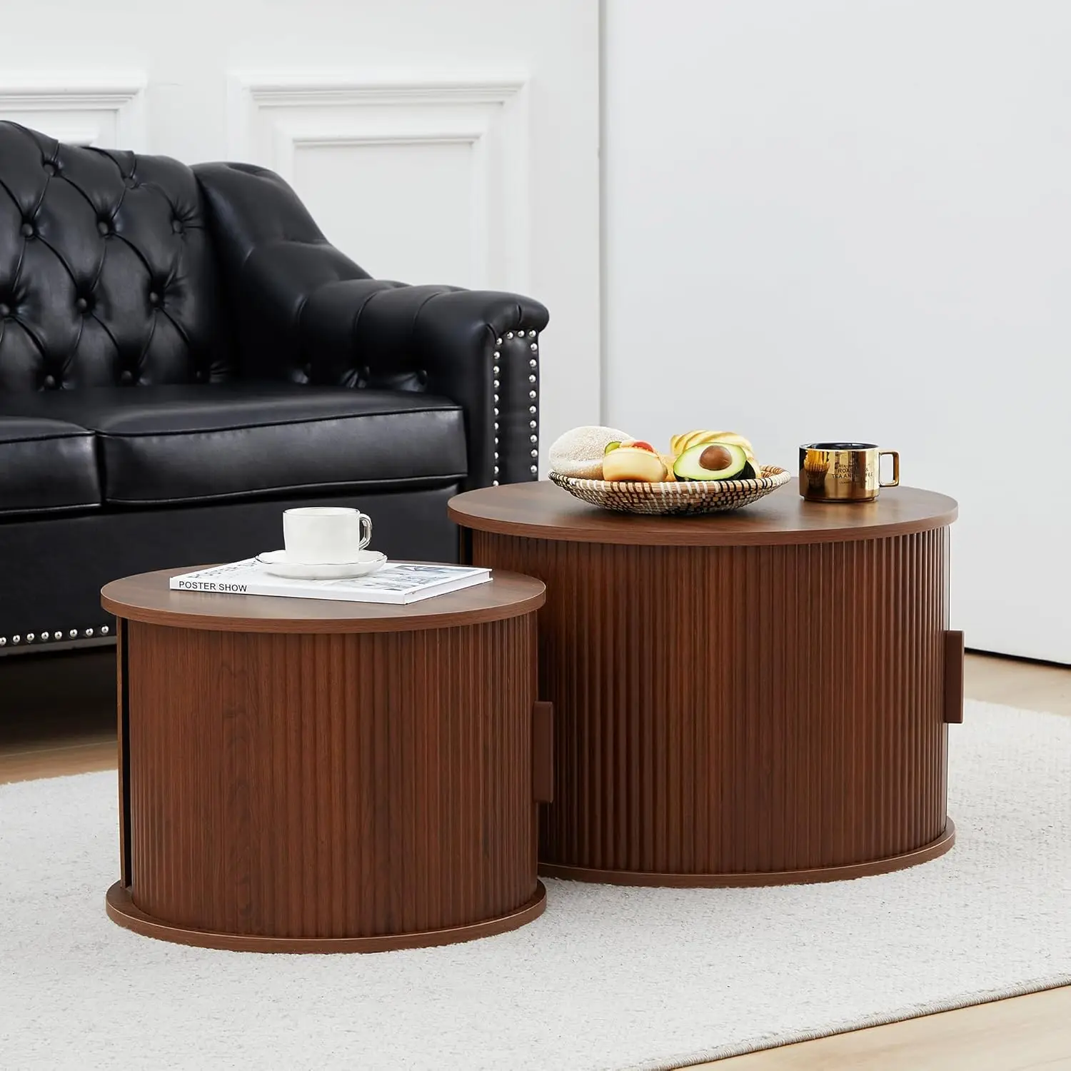 Conjunto de mesa de centro redonda de nogueira moderna de 2 peças – Mesas laterais caneladas com espaço de armazenamento e porta deslizante, para sala de estar/escritório/quarto