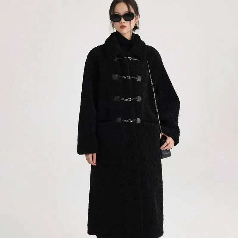 

Замшевое пальто из ягненка для женщин зимы 2023 года, с свободными пуговицами из коровьего рога и цельным пальто из толстого меха