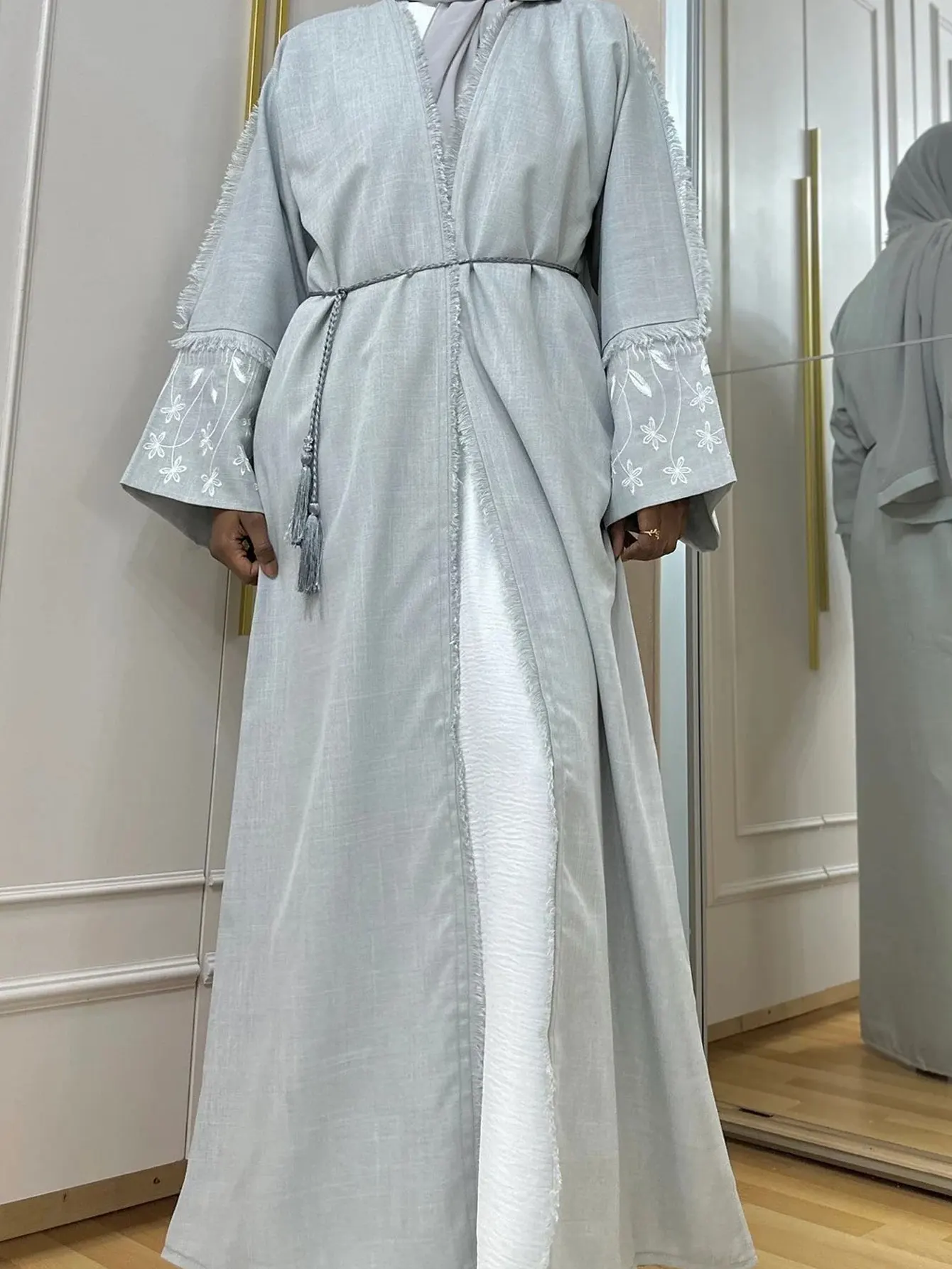 2025New Muslim Women's Light Gray Abaya Embroidered with White Floral Patterns on Sleeves for Islamic Festivities in Middle East