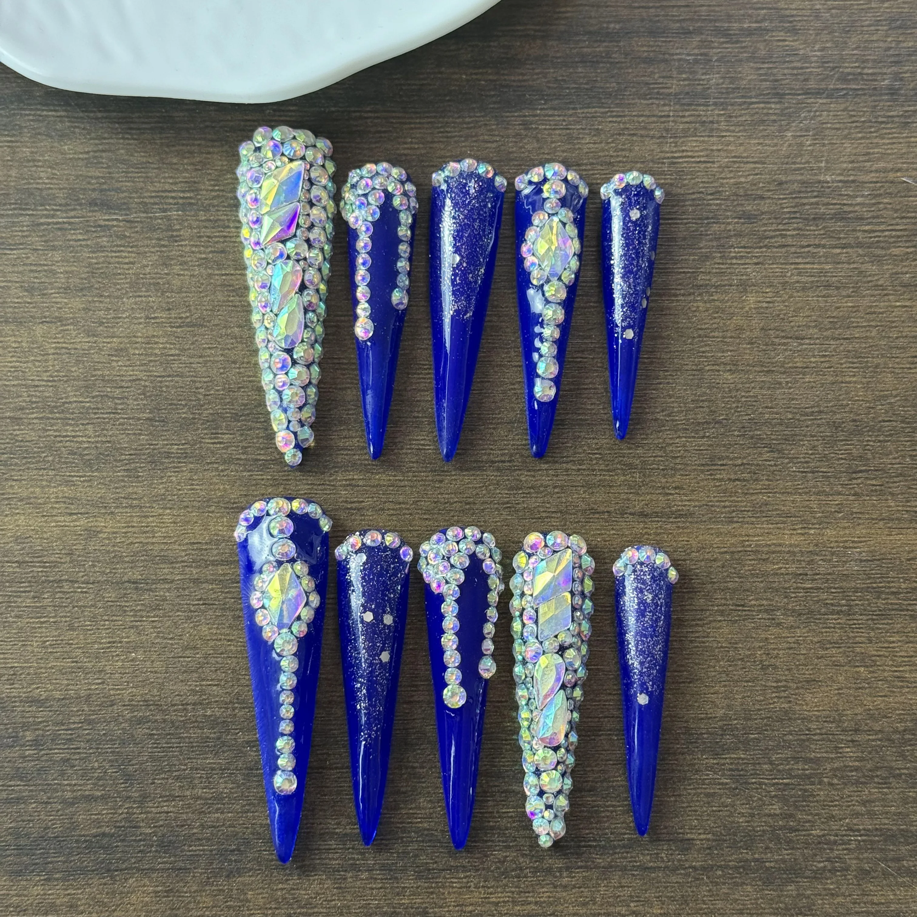10 buah kuku palsu buatan tangan gaya wanita dewasa kelas atas, biru retro Klein, berkilau dengan berlian di seluruh permukaan