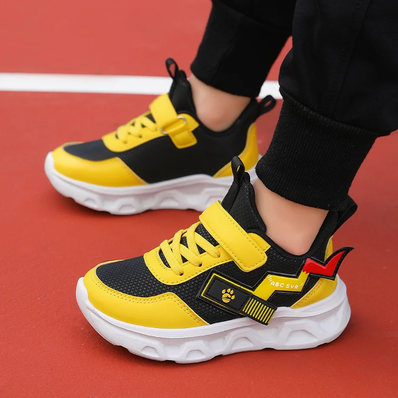 Novos sapatos esportivos infantis respiráveis e antiderrapantes para crianças no outono de 2025, tênis de corrida leves e casuais para meninos