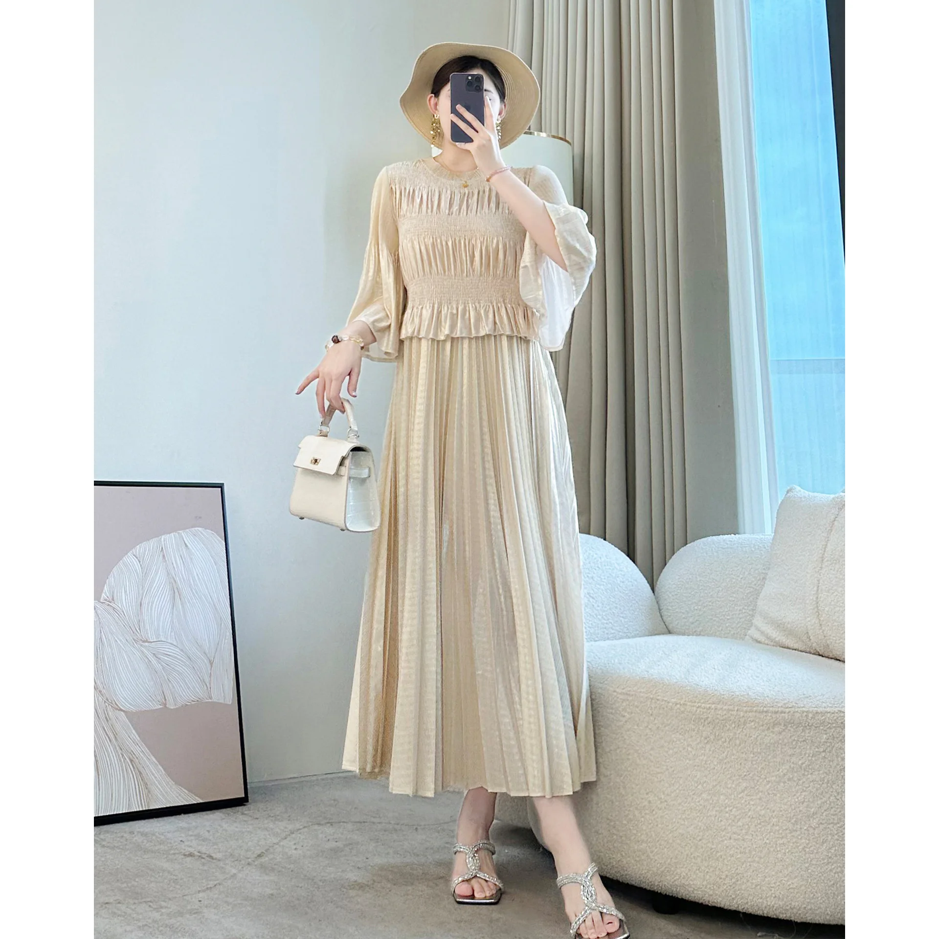 

2025 Spring New Pleated Lace Dress Middle East Long Gold Silk Fabric Dress Foreign Style Women's Loose Clothing