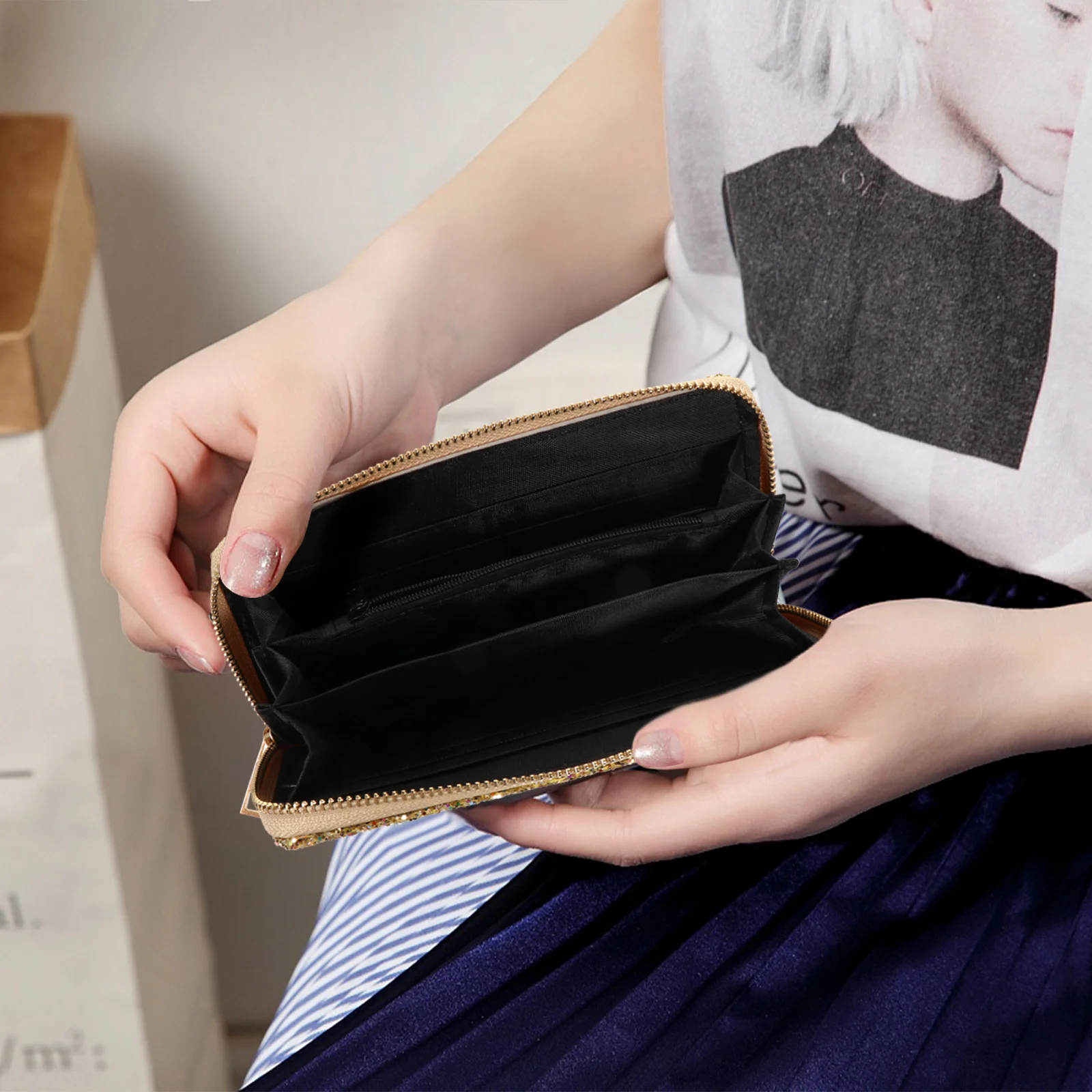 

1Pcs Shiny Women Wallet Creative Stylish Multi-Layer Fold Zippered Purse Portable Card Cash Organizer Fashionable Handbag Gift