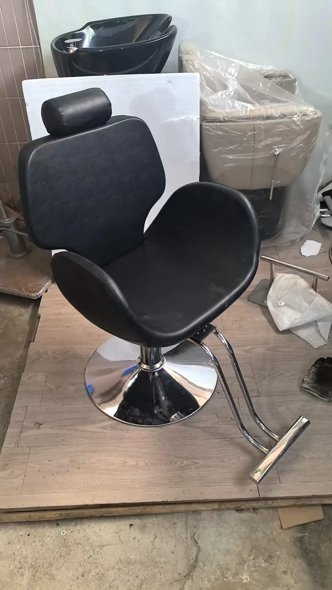 Italian Style Lumia Makeup Armchair Adjustable Height With Footrest And Hydraulic Pedal Barber Chairs Of Classic Design