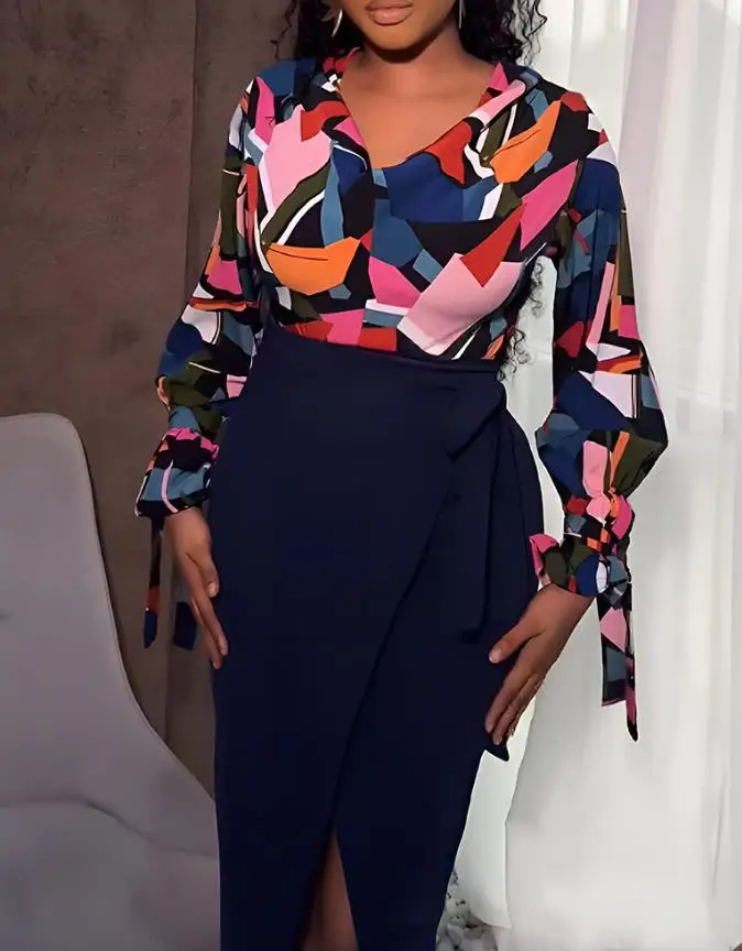 

Комплект из 2 предметов: топ на шнуровке с V-образным вырезом и расклешенными рукавами с цветными блоками и юбка с разрезом спереди на конце бабочки с высокой талией