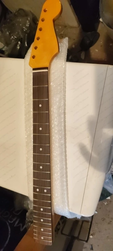 

[Bright yellow] 21 frets ST rosewood fretboard electric guitar handle maple neck without back midline