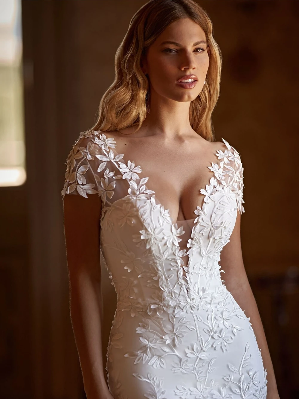 SAROULU-vestido de novia de sirena blanco, Apliques de encaje intrincados, cuello en V, vestido de novia personalizado, ropa de ensueño de manga corta para mujer