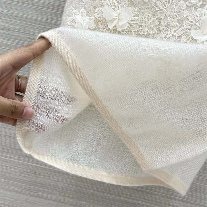 Immagine 7: Gilet in maglia da donna, nuovo top senza maniche con bretelle e vestibilità aderente per l'autunno 2026, maglione da donna in misto lana, top corto con ricamo in pizzo