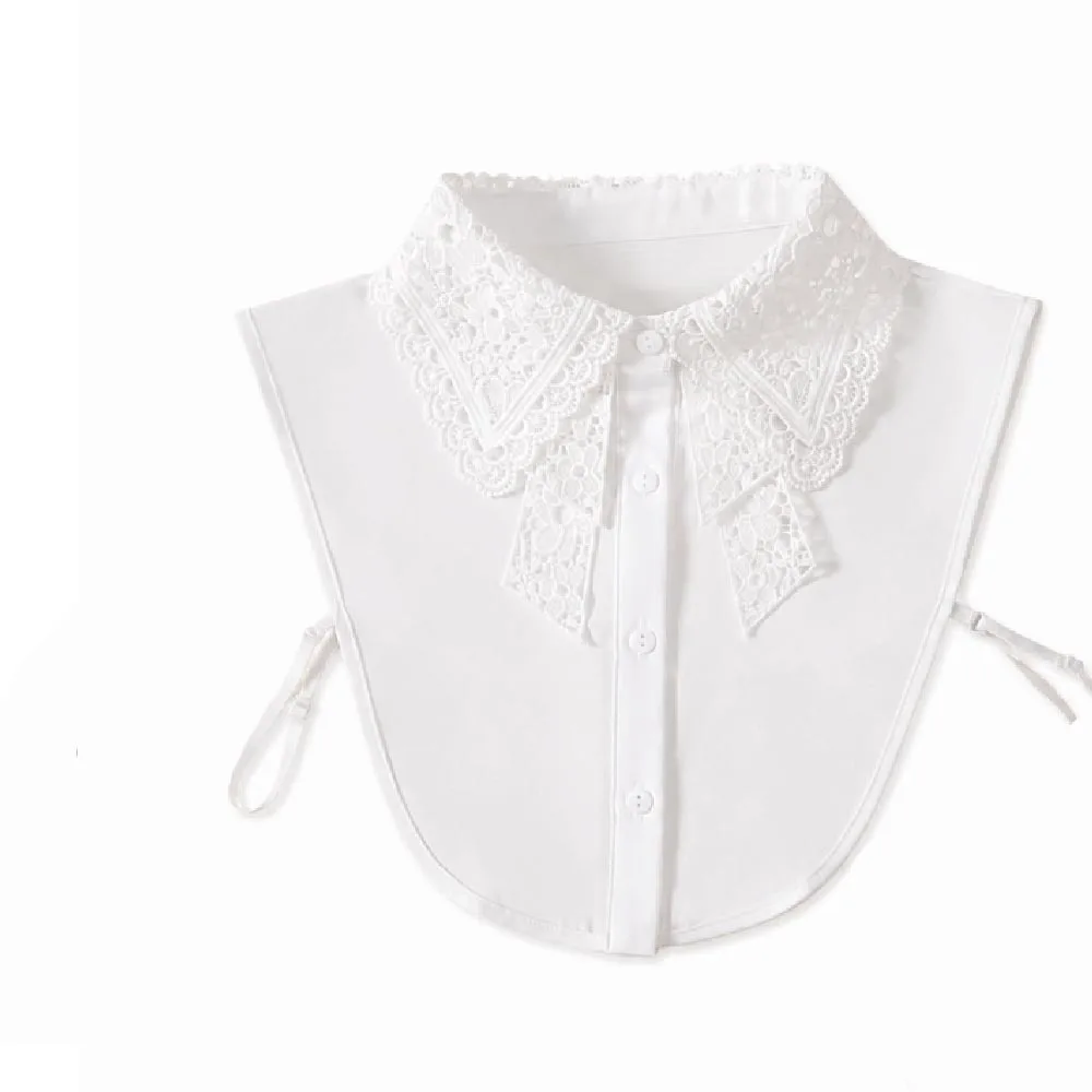 gola-falsa-destacavel-de-chiffon-branco-com-botoes-de-renda-e-estilo-lapela