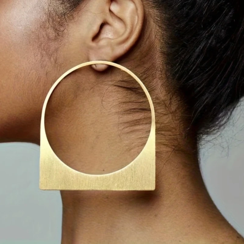 Modische und minimalistische goldfarbene geometrische Ohrringe, personalisierte Urlaubsaccessoires mit übertriebenem Design für Damen