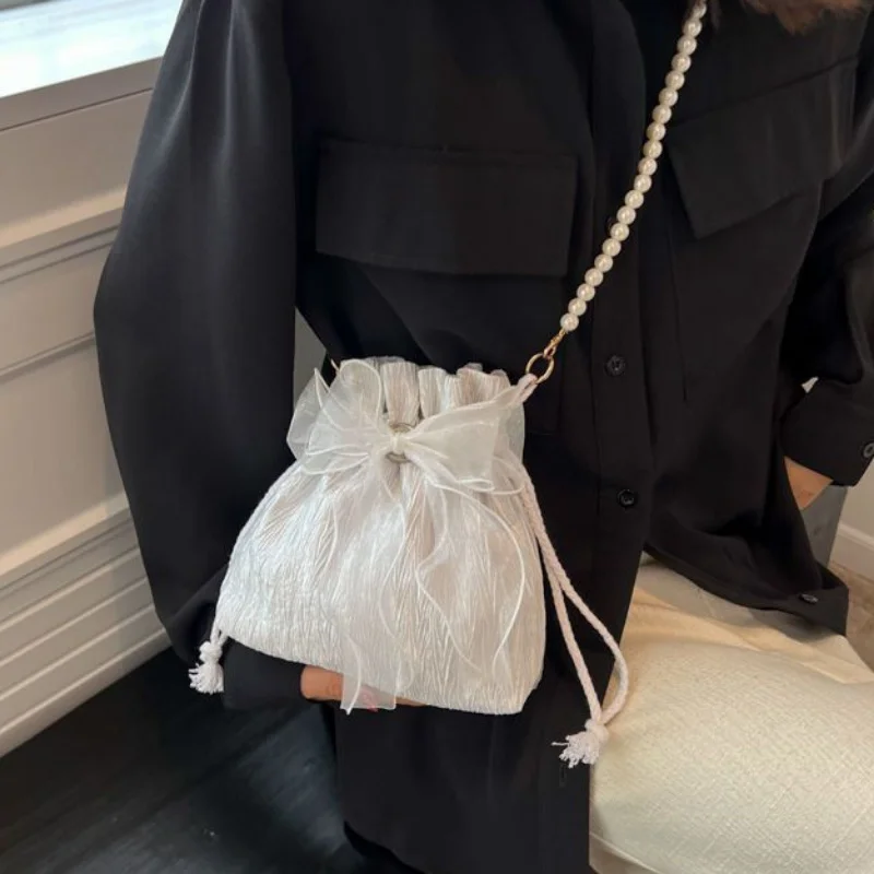 Plissierte Mini-Umhängetasche für Damen, Organza-Schleifentasche mit Perlenkettenriemen, elegante Abendhandtasche für Hochzeit, Party, Abschlussball – Detail 13