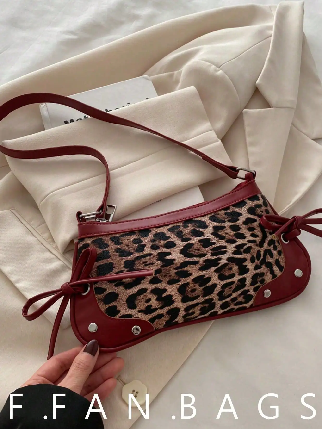This New Shoulder Bag Features A Simple And Stylish Design With A Leopard Print Pattern For Decoration And A Sharp Color Contrast. It Has A Foldable Design, Allowing It To Be Used As Both A Clutch And A Shoulder Bag. sg25041165996974114