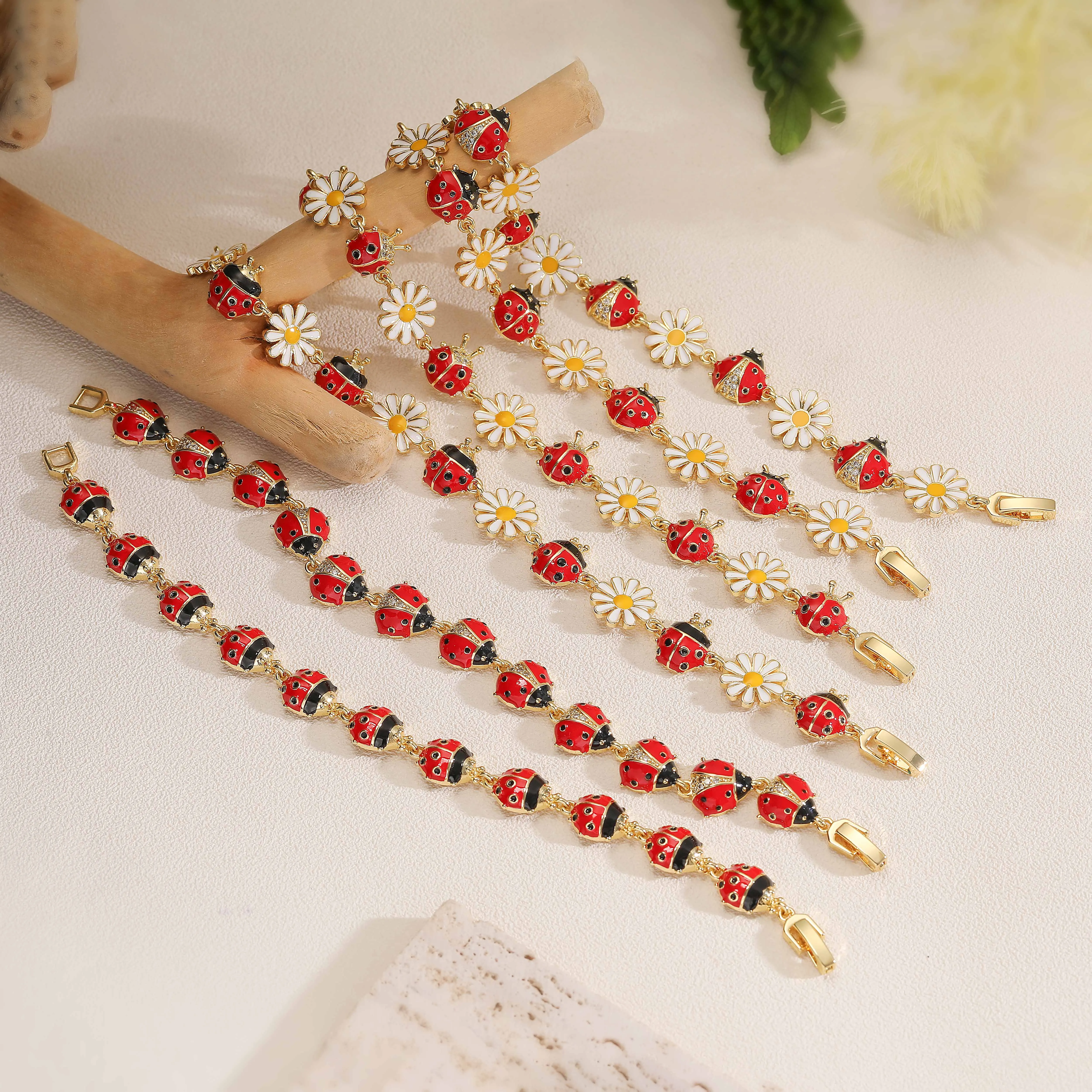 

HECHENG, Enamel Autumn Chrysanthemum Red Beetle Splicing Bracelet Sweet and Romantic Women's Metal Jewelry 1 piece