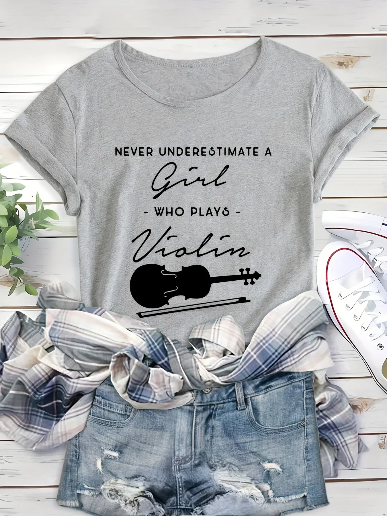 تي شيرت كمان مطبوع كلاسيكي برقبة دائرية وأكمام قصيرة فائقة النعومة تي شيرت مستوحى من الرياضة للنساء مثالي للمناسبات غير الرسمية