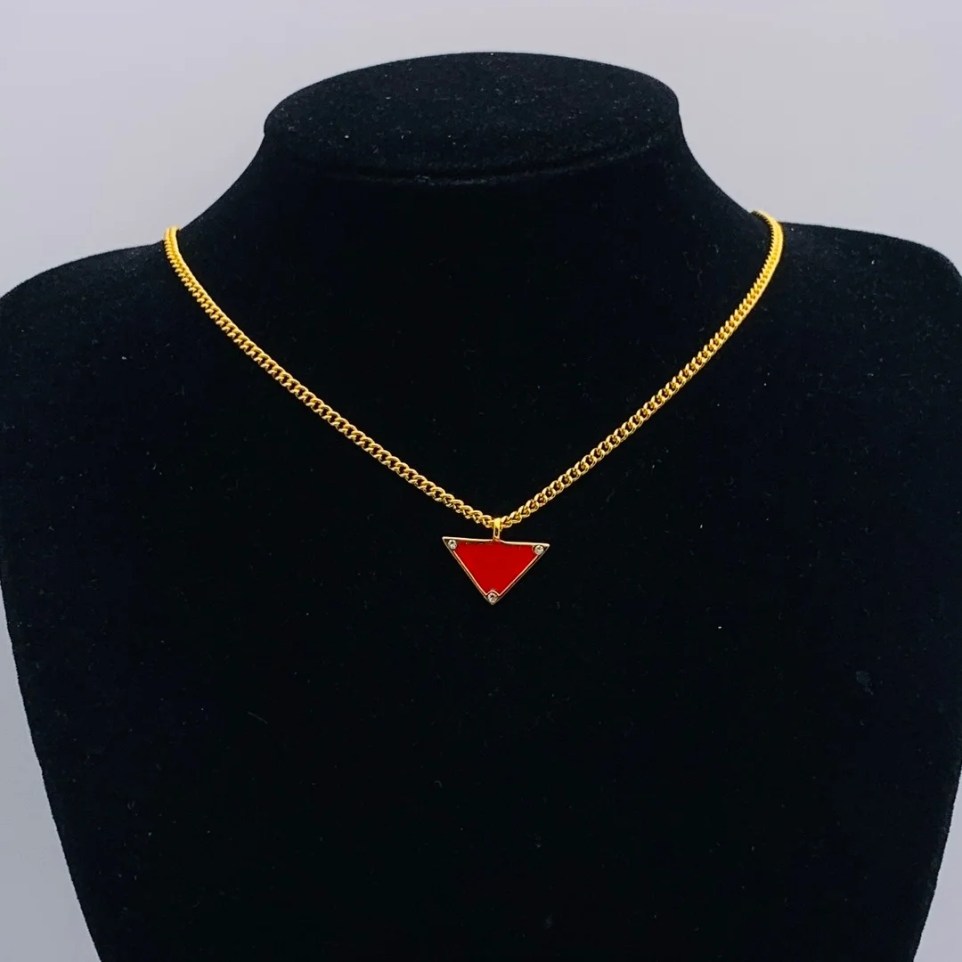 

Новое черное треугольное ожерелье с подвеской в виде треугольника, тонкая цепочка, золотистый оттенок, минималистичное изысканное украшение