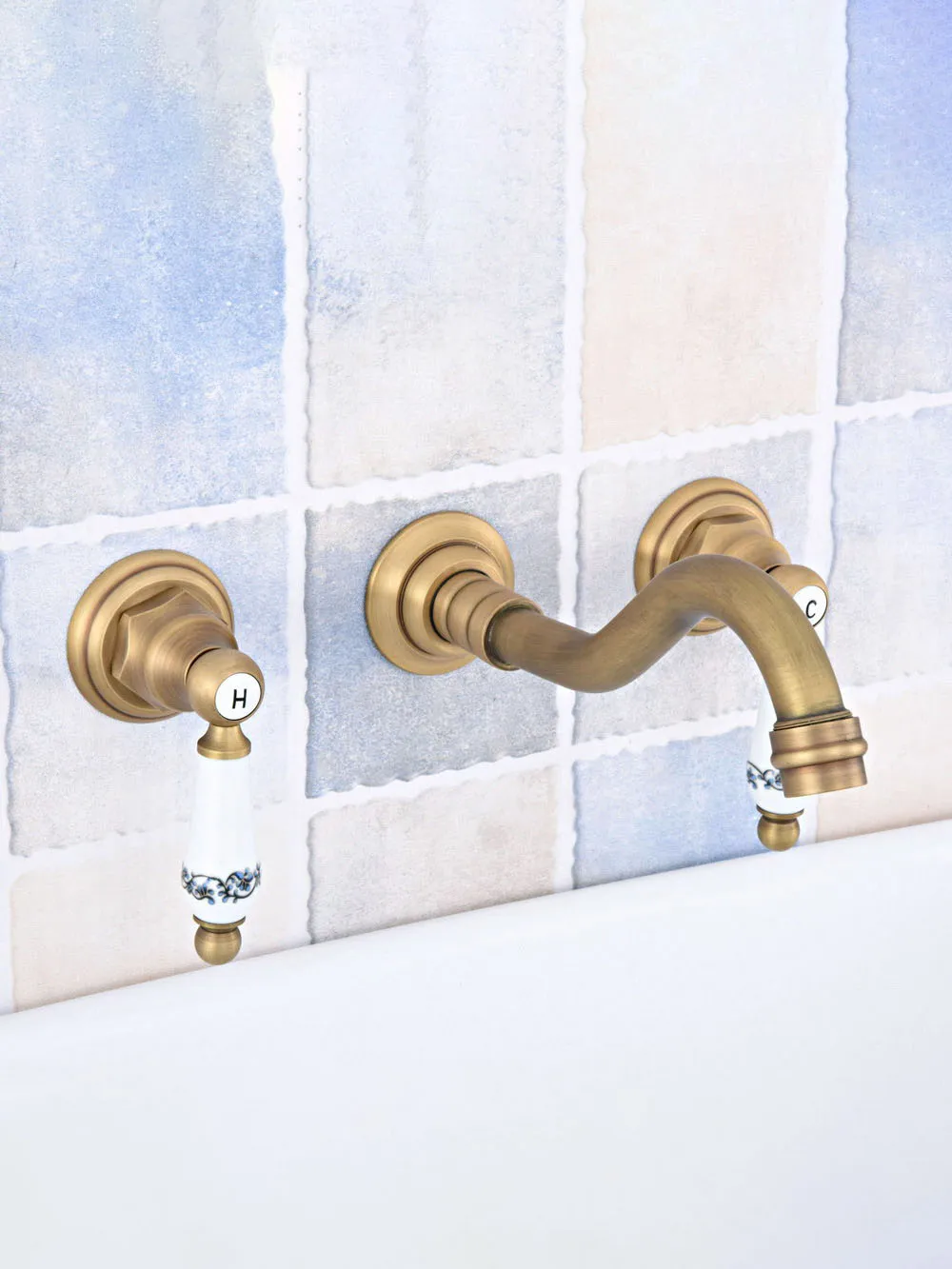 Imagem -05 - Torneira Vintage de Latão com Dois Punhos Torneira de Pia de Lavatório Dsf530 com Buracos para Parede