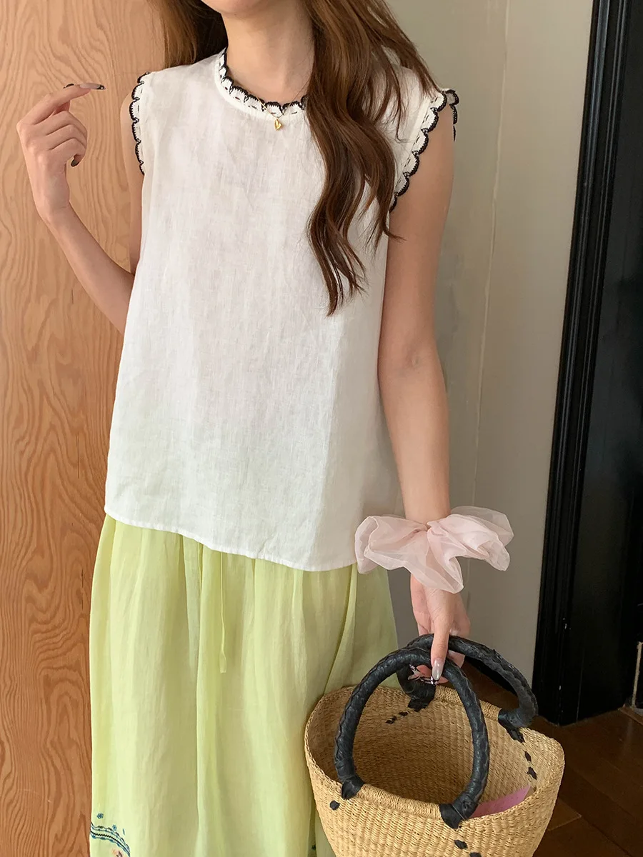 Sommerliche Damen-Weste in Unifarbe mit Rundhalsausschnitt und bestickter Spitze, ärmellos. – Detail 18