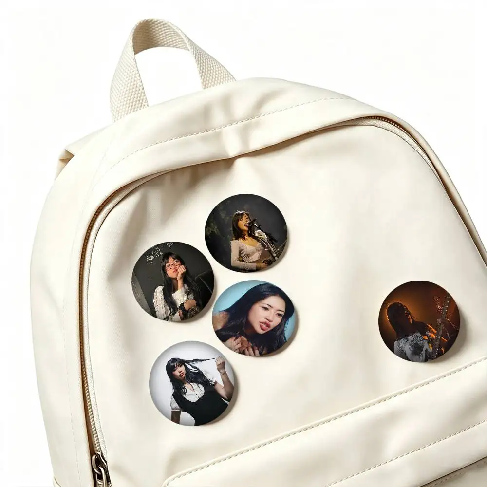 B-Beabadoobee Pop Singer 25 32 44 58 75mm Badges Personalized Round Brooches Pins Accessory Gift