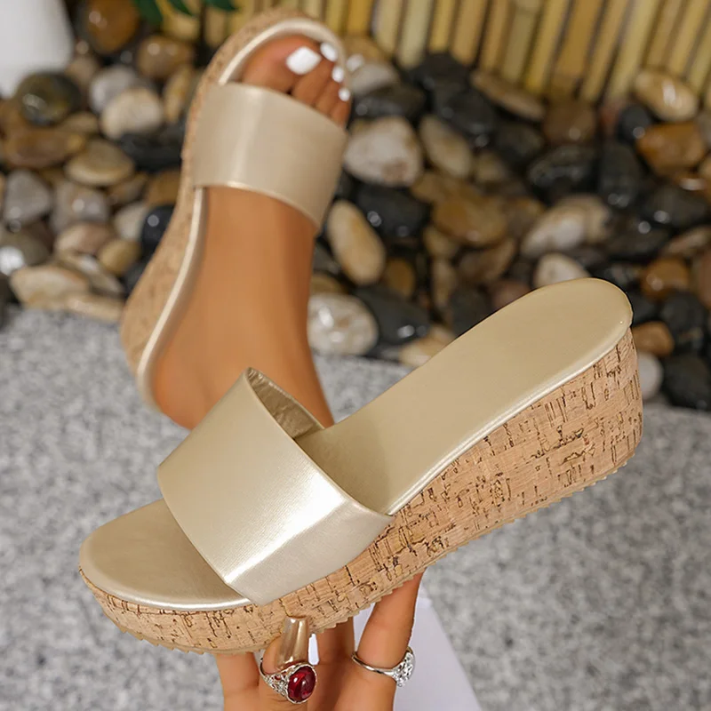 Sandalias de cuña doradas a la moda para mujer, sandalias de plataforma con parte inferior gruesa de verano 2026, zapatos de playa de talla grande 43 para mujer