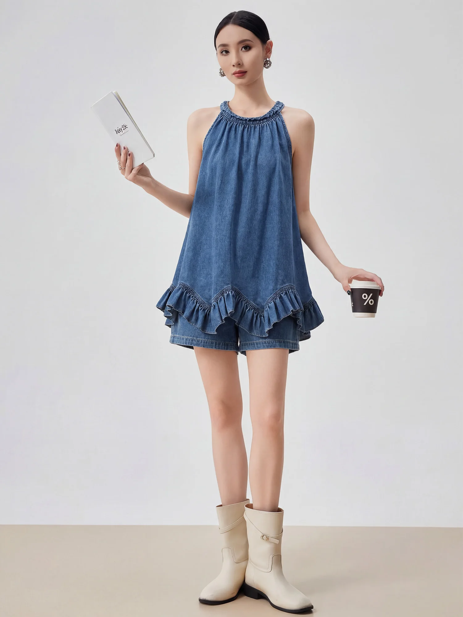 

Женский летний комплект в стиле кэжуал: облегающие шорты с высокой талией и джинсовый топ без рукавов с круглым вырезом и завязками на шее