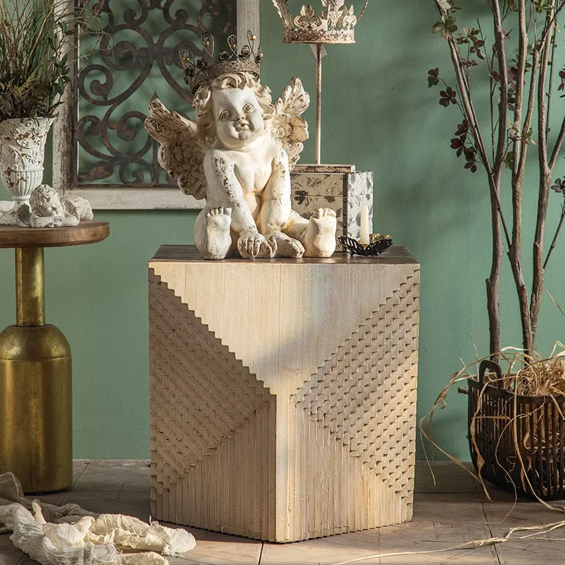 Niektóre ozdobne elementy na krawędzi sofy z drewna, retro i postarzane rogi.