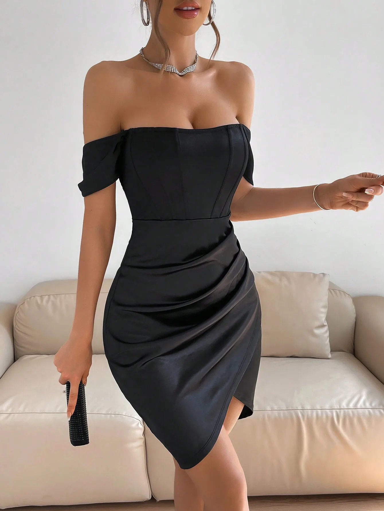 

Черное атласное платье с открытыми плечами и драпировкой для вечеринок, выпускных, коктейлей и торжественных мероприятий