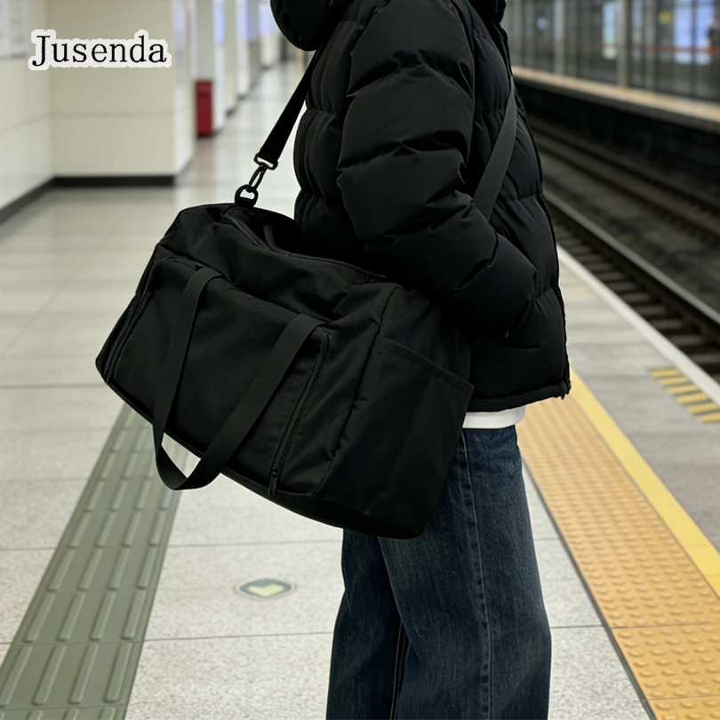 

Водонепроницаемая спортивная дорожная сумка через плечо для футбола и баскетбола с разделением на сухую и влажную зоны и независимым отделением для обуви - черная