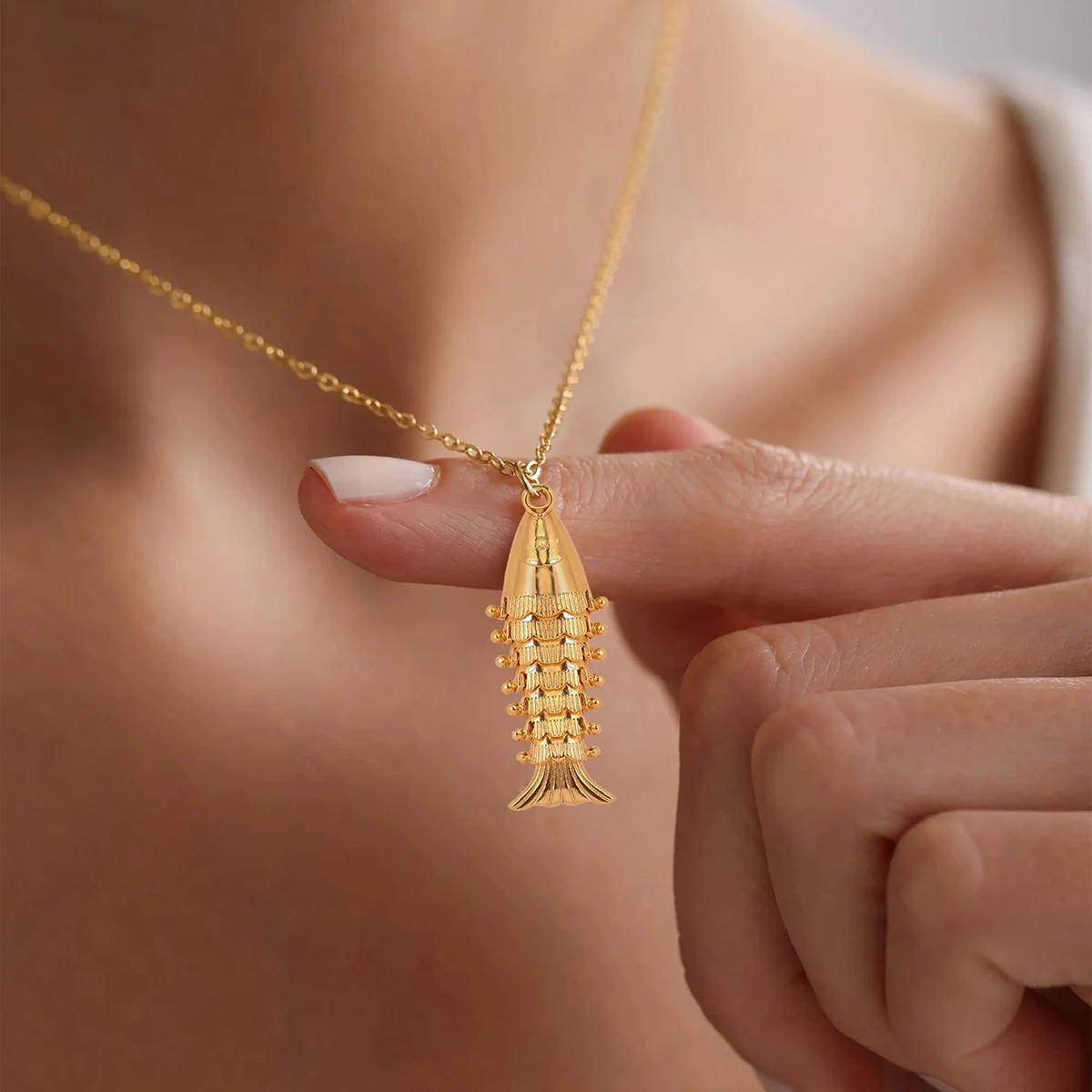 Retro Dynamic Fish Pendant Necklace for Women Lightweight Fashionable Personalized Luxury Jewelry Gift