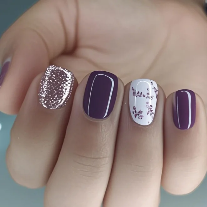 

Новая коллекция 2026: Минималистичный дизайн ногтей во французском стиле с маленькими цветами и сердечками.