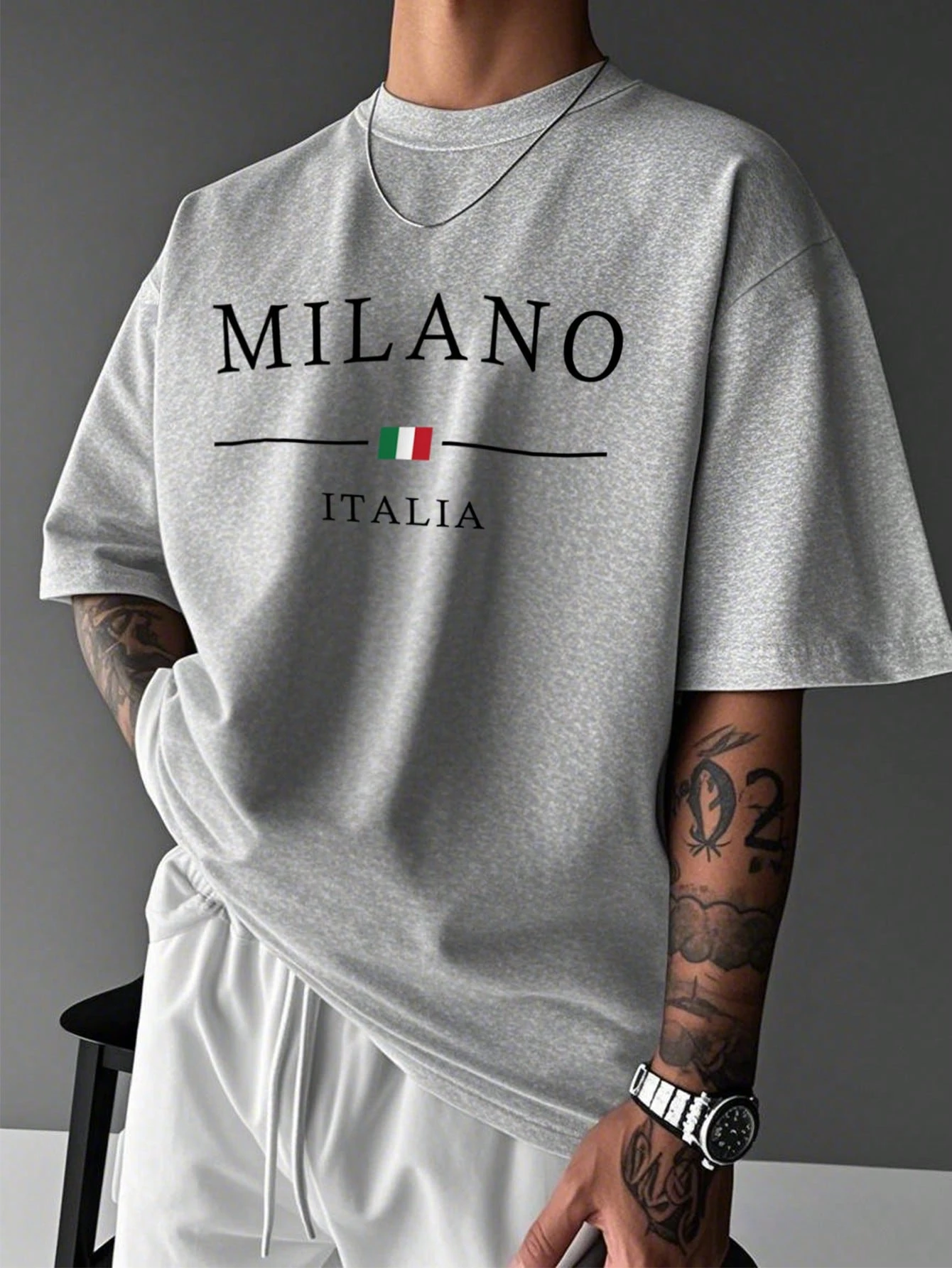 ผู้ชายกราฟิกสโลแกนการ์ตูนพิมพ์รอบคอสั้นเสื้อยืด Milano Italia ชายเสื้อยืดฤดูร้อนสบายๆเสื้อผ้าผู้ชาย TEE