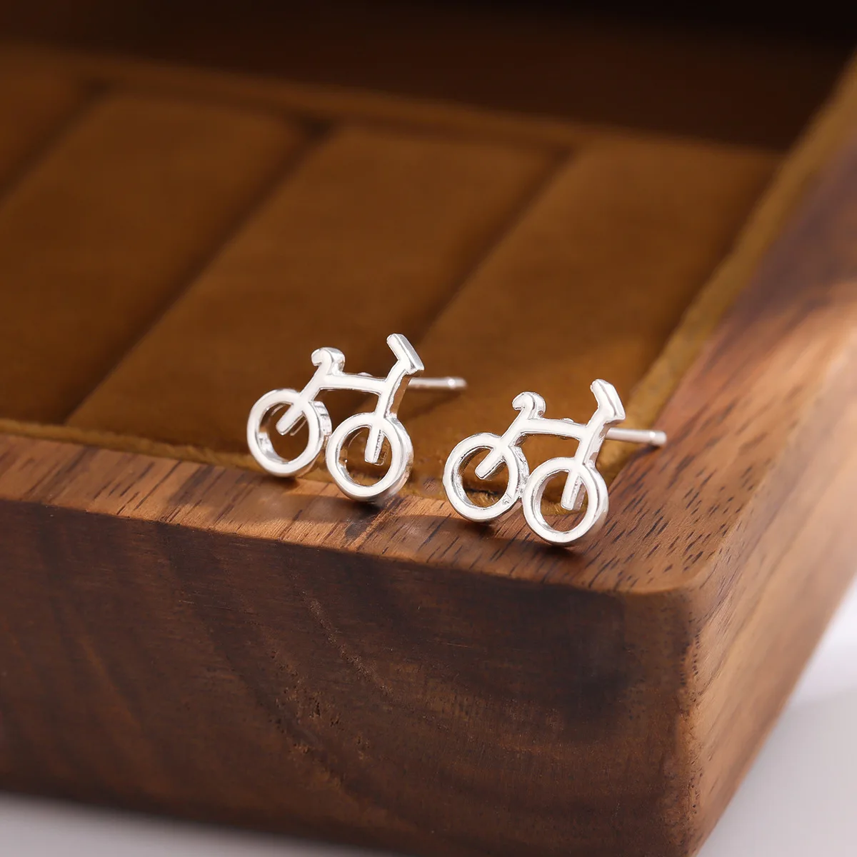 Modischer, kreativer Schmuck aus 925er Sterlingsilber, personalisierbar, vielseitig einsetzbar, einfache Fahrrad-Ohrstecker E239