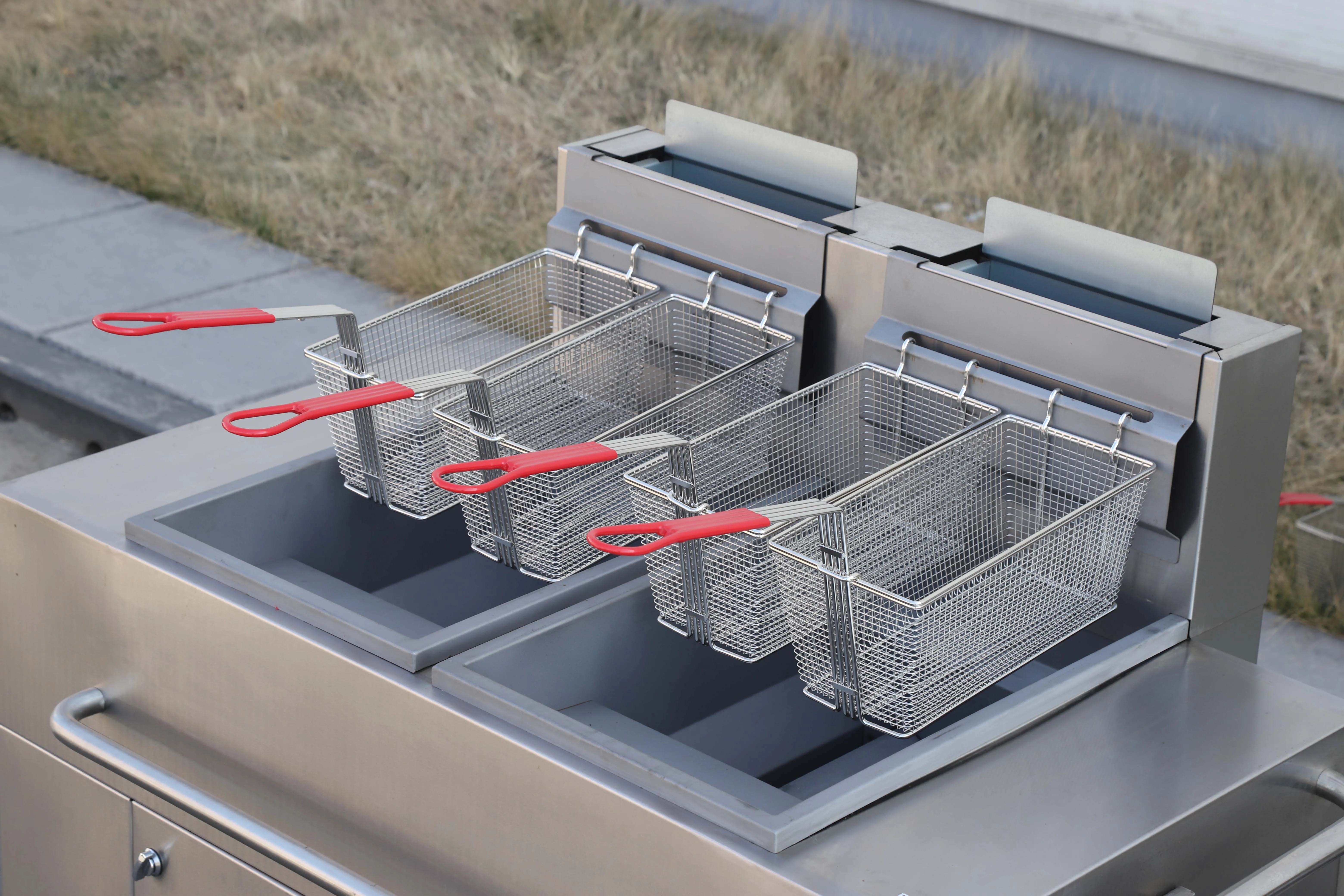 Baikai Professional Outdoor Gas Stainless Steel 4-Wheel Deep Fryer Double Basket for Catering Business Construction Site Canteen