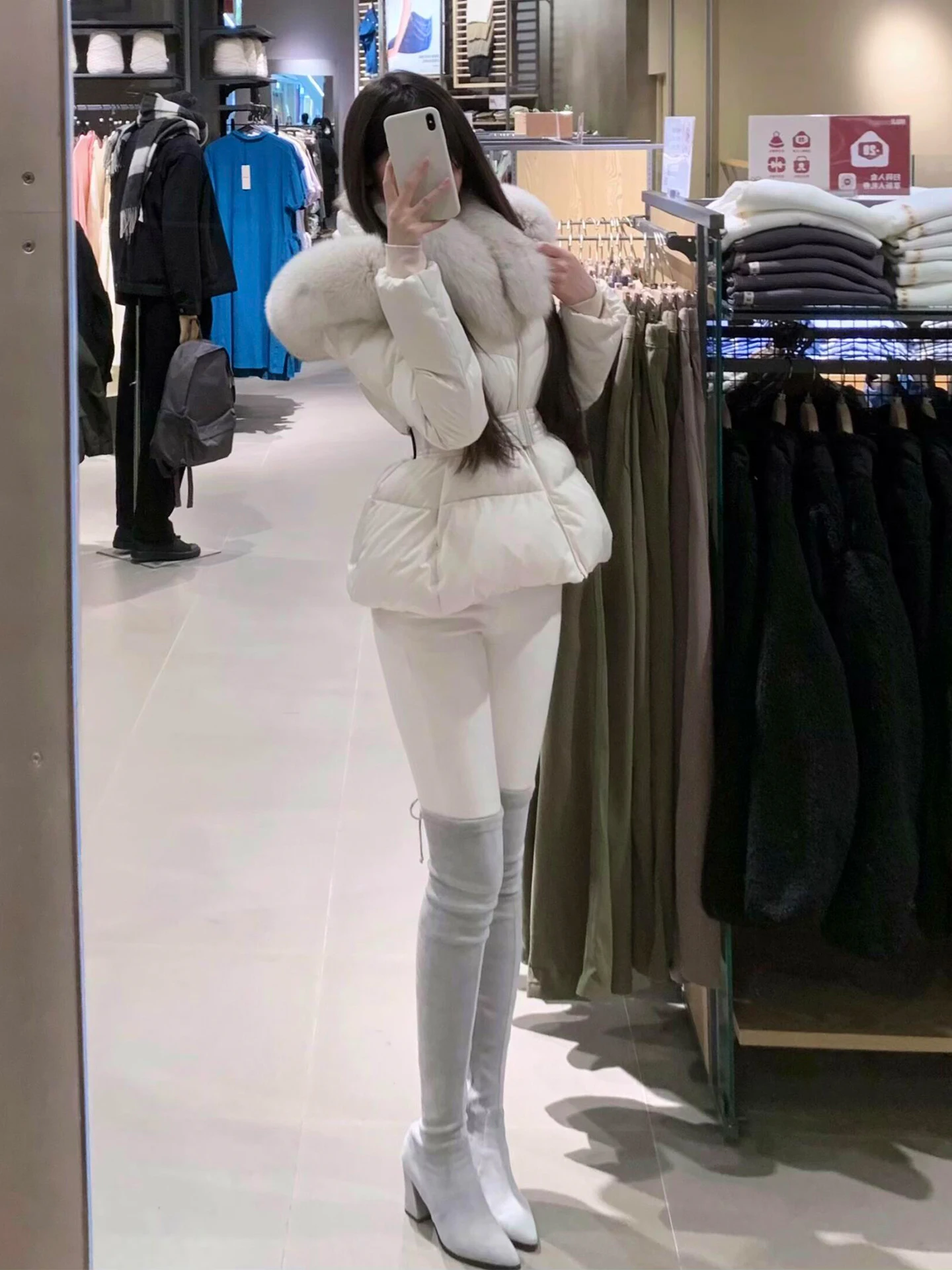 Nowa damska kurtka puchowa z futrzanym kapturem, biała, z bawełny, modelująca talię, stylizowana na płaszcz puchowy, idealna do dojazdów do pracy, ze sztucznym futrem, rok 2025.