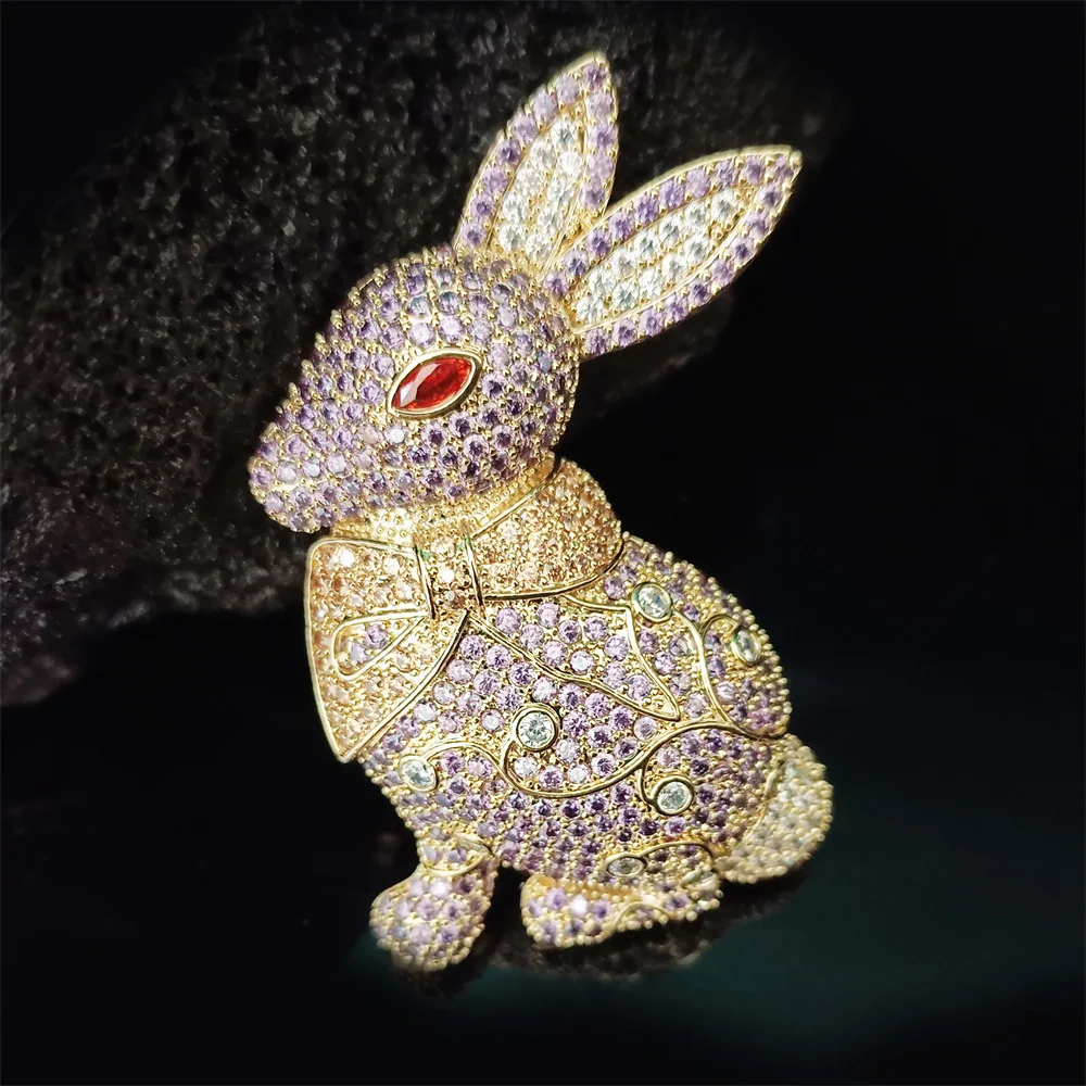 

2023 Luxury Inlaid Purple Cubic Zircon Cute Rabbit Brooch Gorgeous Animal Zirconium Broochpins for Woman Accessori Jewellry