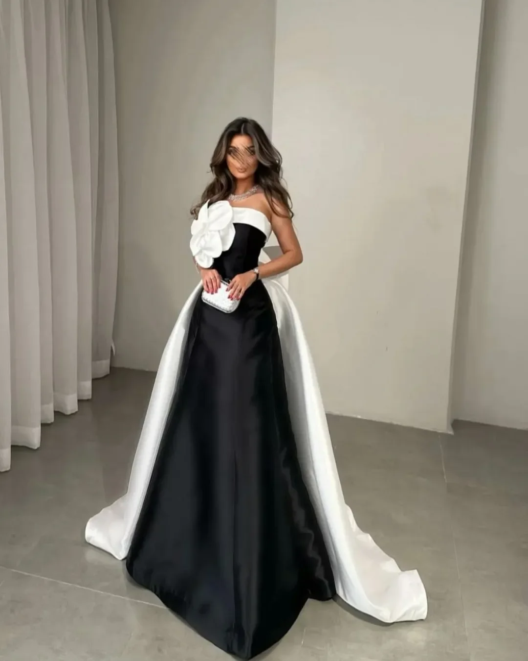 Abiti da ballo eleganti in bianco e nero personalizzati Abito da sera lungo fino al pavimento senza maniche in raso Abiti da festa formali con applicazioni a trapezio