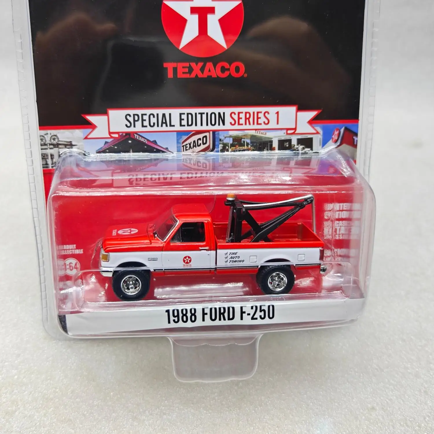GreenLight 1:64 Texaco Special Edition Series 1 - 1988 Ford F-250 & Plug-in Tow Hook Diecast Alloy Car Model Collectible