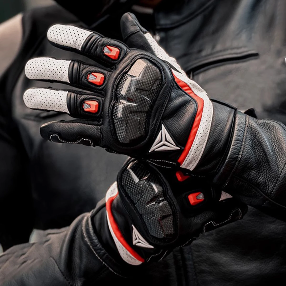 

Full-Finger Goatskin Carbon Fiber Motorbike Riding Gloves Touch Screen & Anti-Slip Design Moto Items for Racing & Off-Road Black