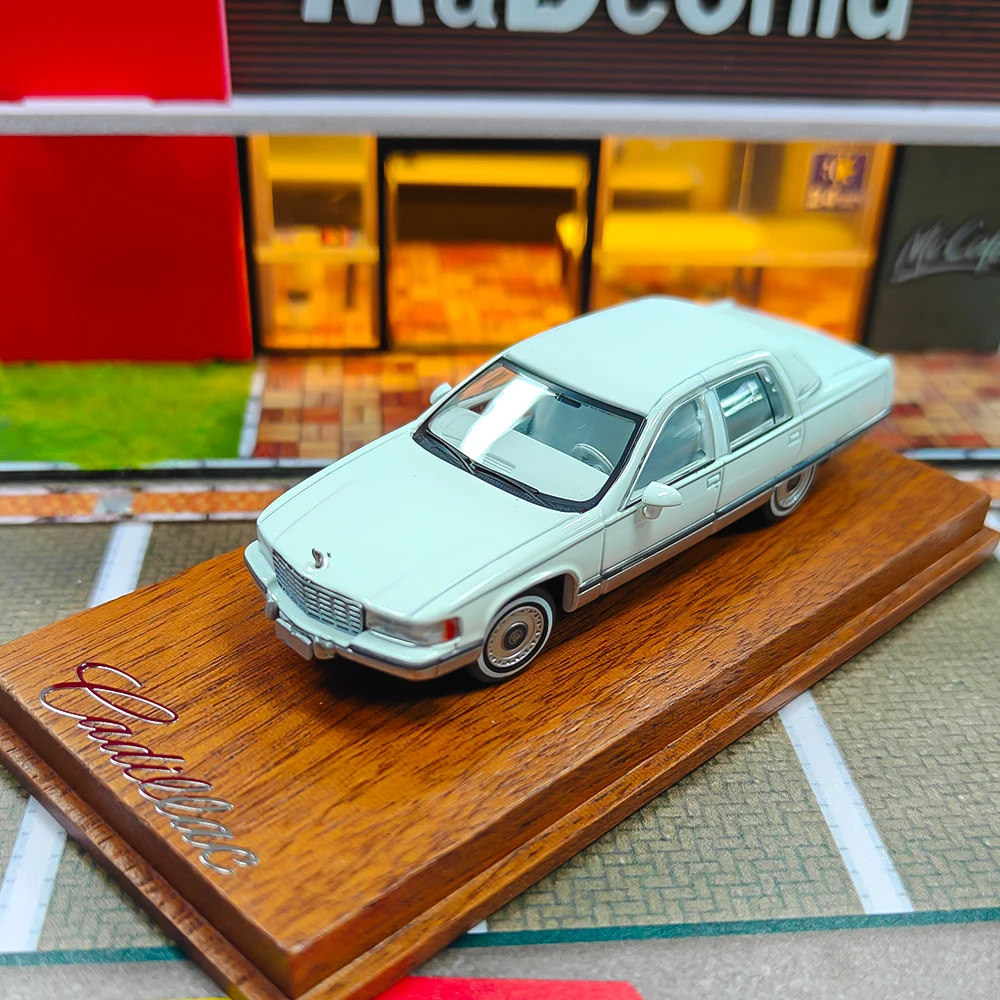 

Коллекционная модель автомобиля GOC 1:64 White Fleetwood American Classic Vintage, литая под давлением