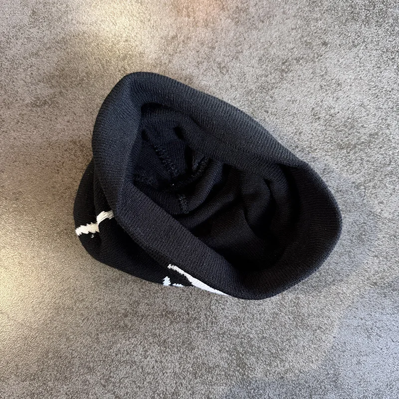 Unisex Flammen-Stern-Jacquard-Strickmütze Hip-Hop Streetwear Skull Cap für Männer und Frauen Herbst Winter Warme Modische Grafik-Strickmütze – Detail 11