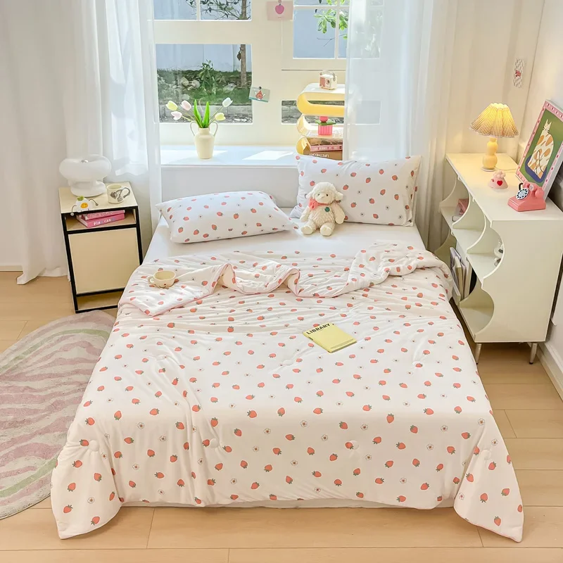 Cartoon Strawberry Summer Quilt Kawaii Print Air Conditioning Quilted Quilt Washable Breathable Adult Kids Picnic Travel Blanket