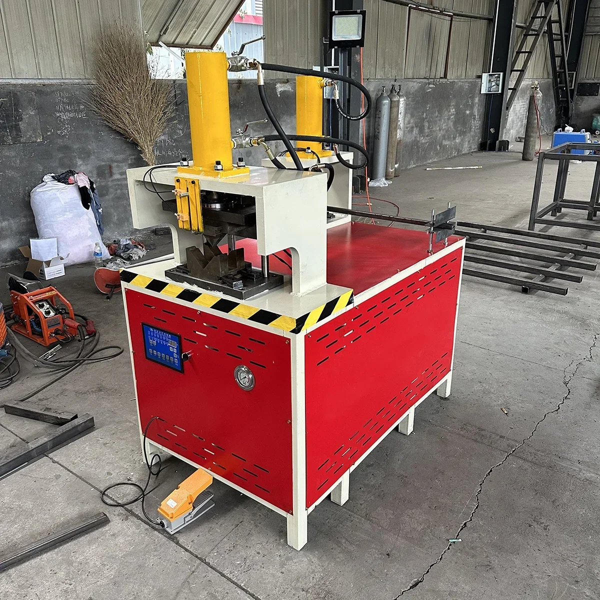 2025 90 Degree Square Pipe Hydraulic Notching Machine V Notch Punching Machine 45 Degree Corner Notching Machine