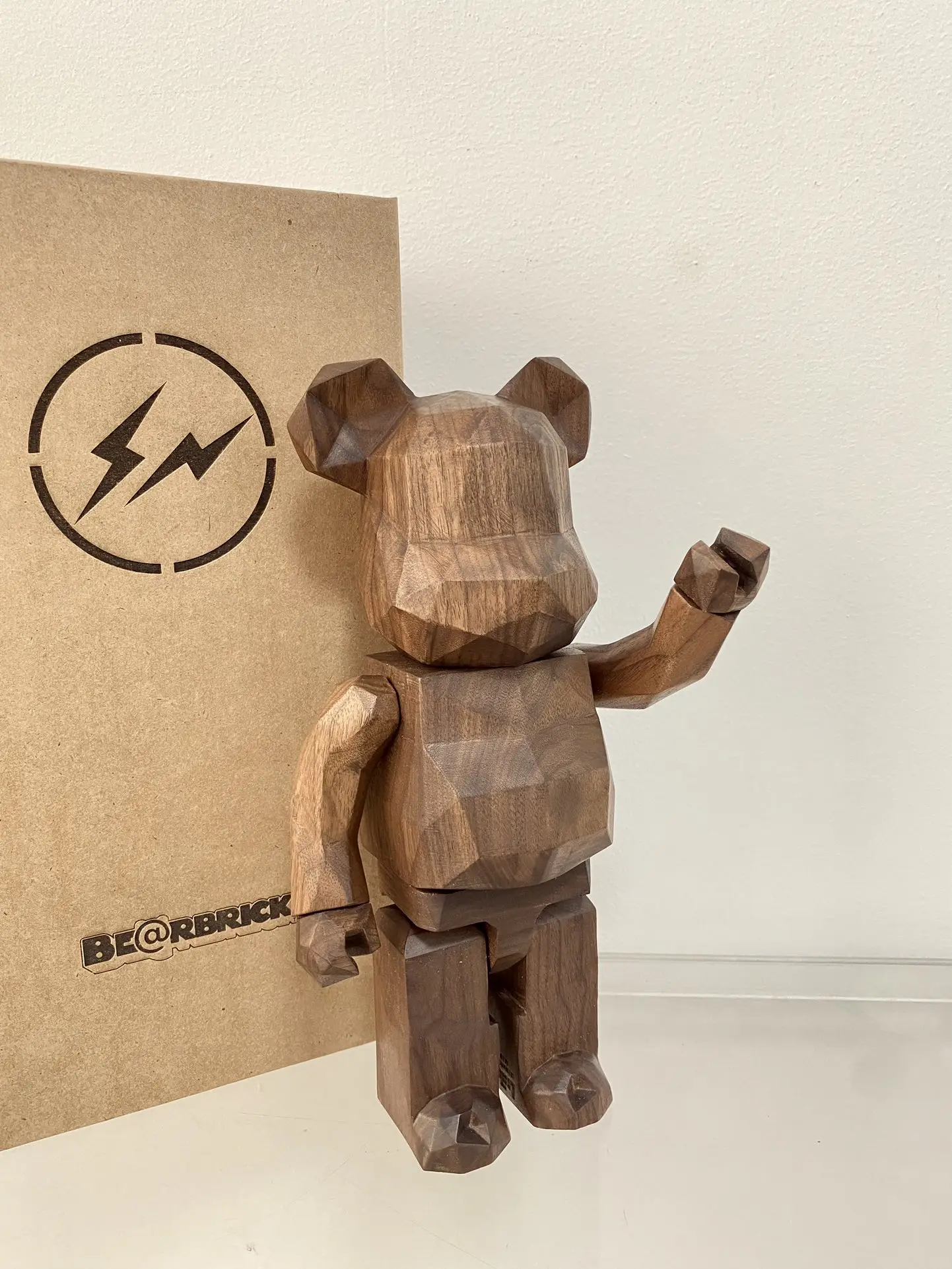 Bearbrick 400% Karimoku x Fragment (Polygon) Drewno Diament Błyskawica Orzech Cegła Niedźwiedź 28 cm Wysokość Naturalna ręcznie robiona lalka