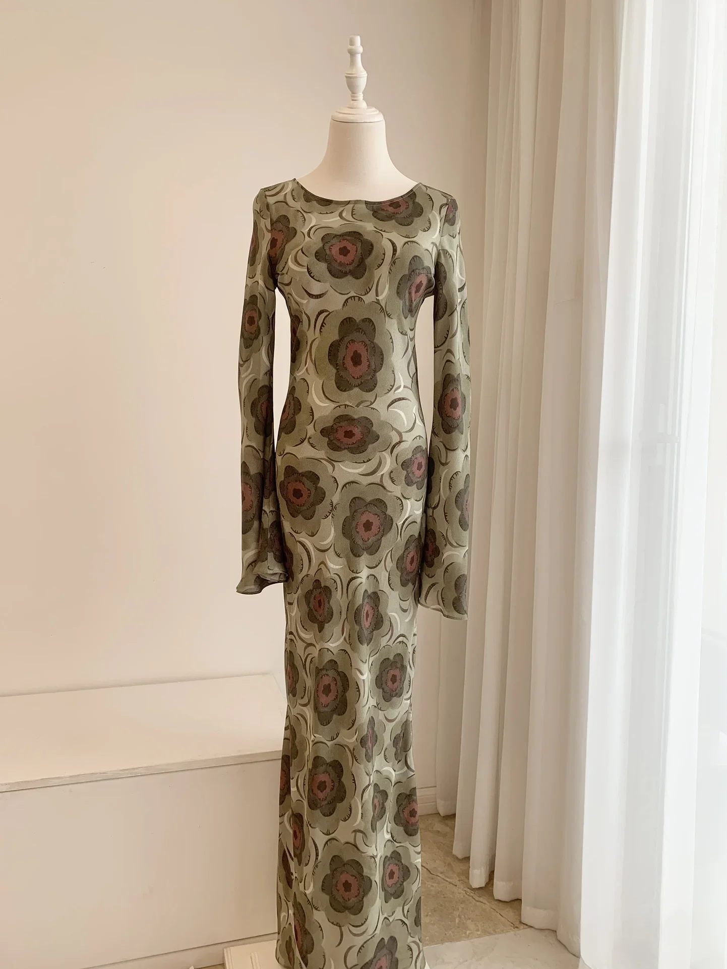 New diagonal cut silk printed long sleeved slim fit and elegant long dress