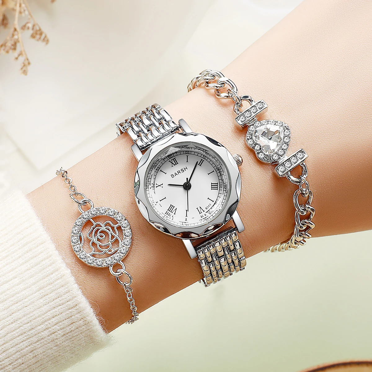 

Элегантный серебряный комплект украшений с розой и сердцем: винтажные часы с римскими цифрами, браслеты с камелиями и кристаллами в форме сердца, изящные аксессуары.