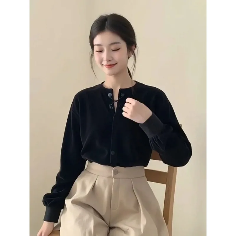 بلوزة مخملية برقبة دائرية سوداء للنساء لخريف 2025 تصميم بسيط غير رسمي أنيق ومزاج على الطراز الوطني #4